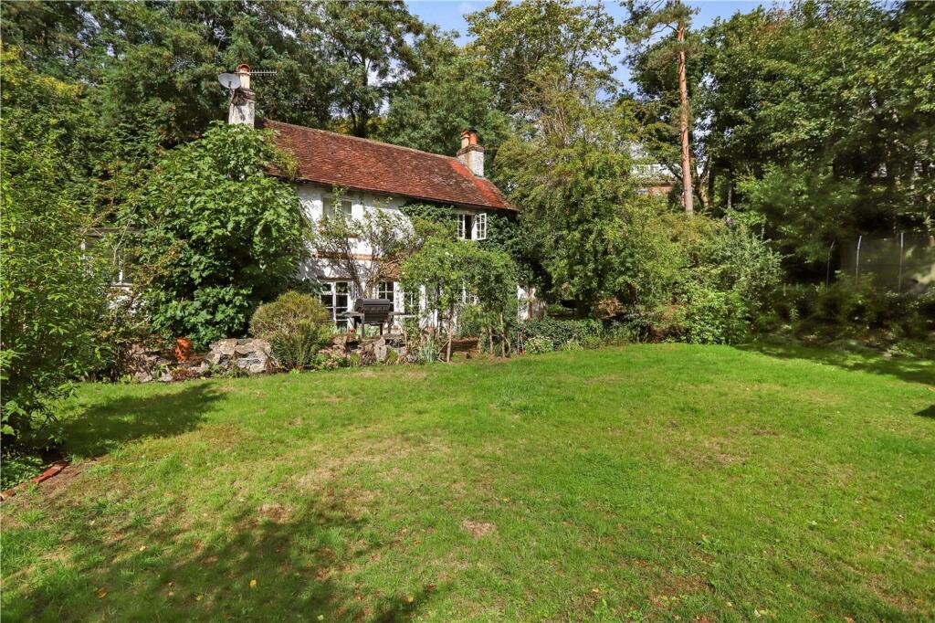 Aveley Close, Farnham, GU9