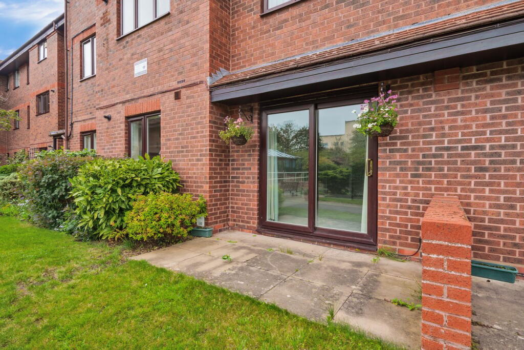 12a Tiddington Court photo 3