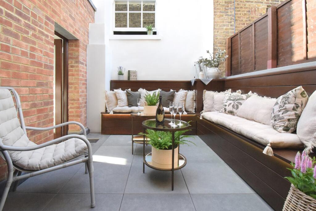 Main image of property: 305a Westbourne Park Road, W11