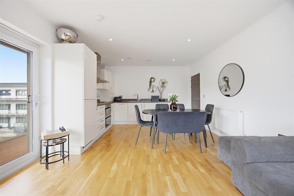 Apartment in Southall - View 5