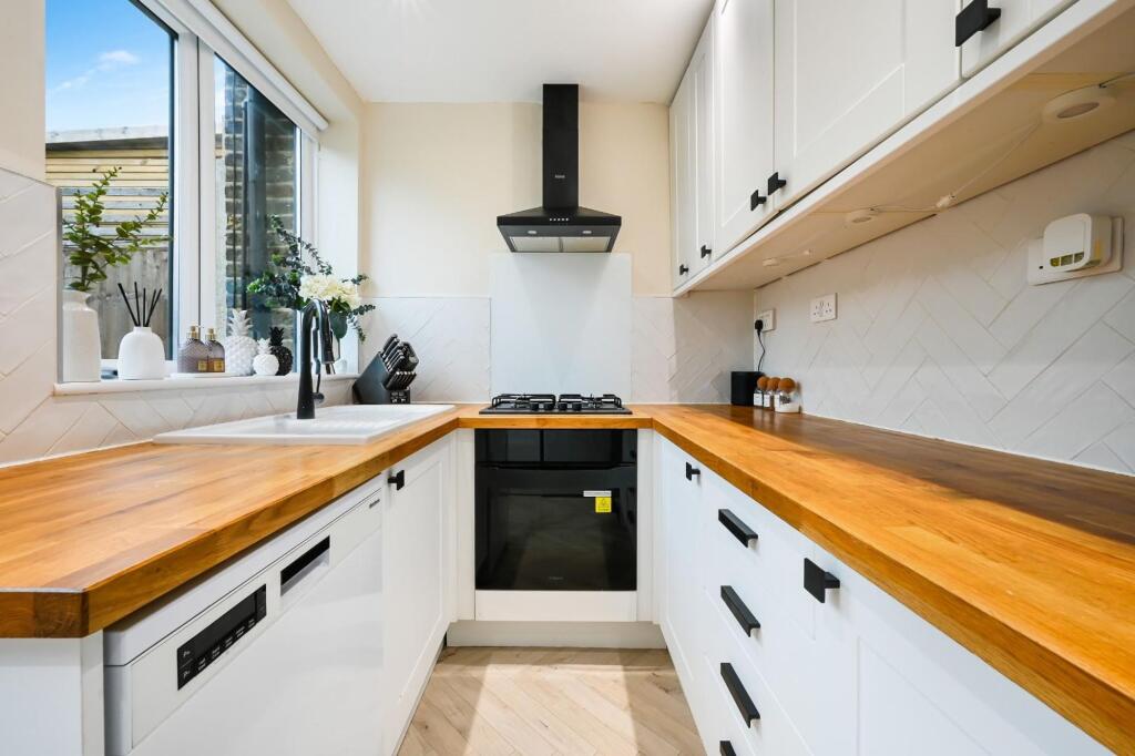 House in London, Stonecot, Rosehill - View 3