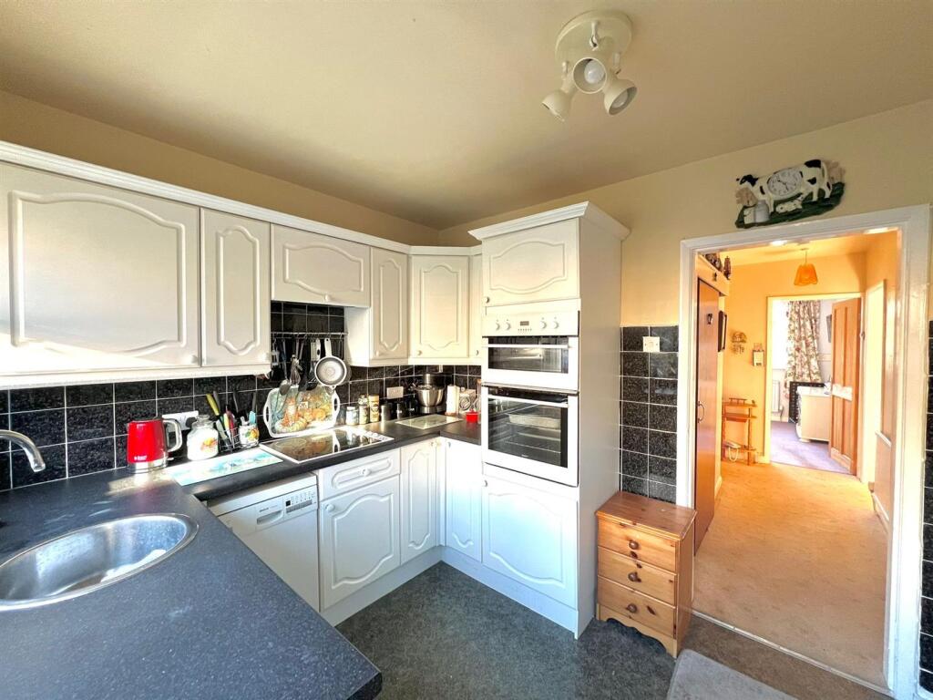 Willows Drive, Hornsea photo 3