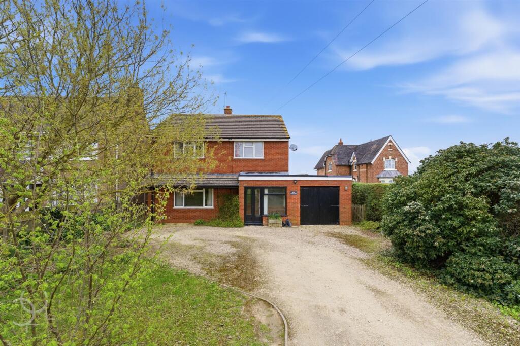 3-bed detached on Station Road, Bretforton, Evesham, £375,000
