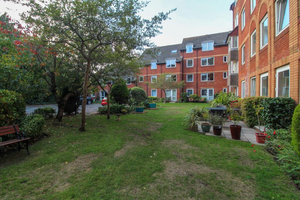 1-bed flat on Station Road, Ashley Cross, Poole, BH14, £60,000