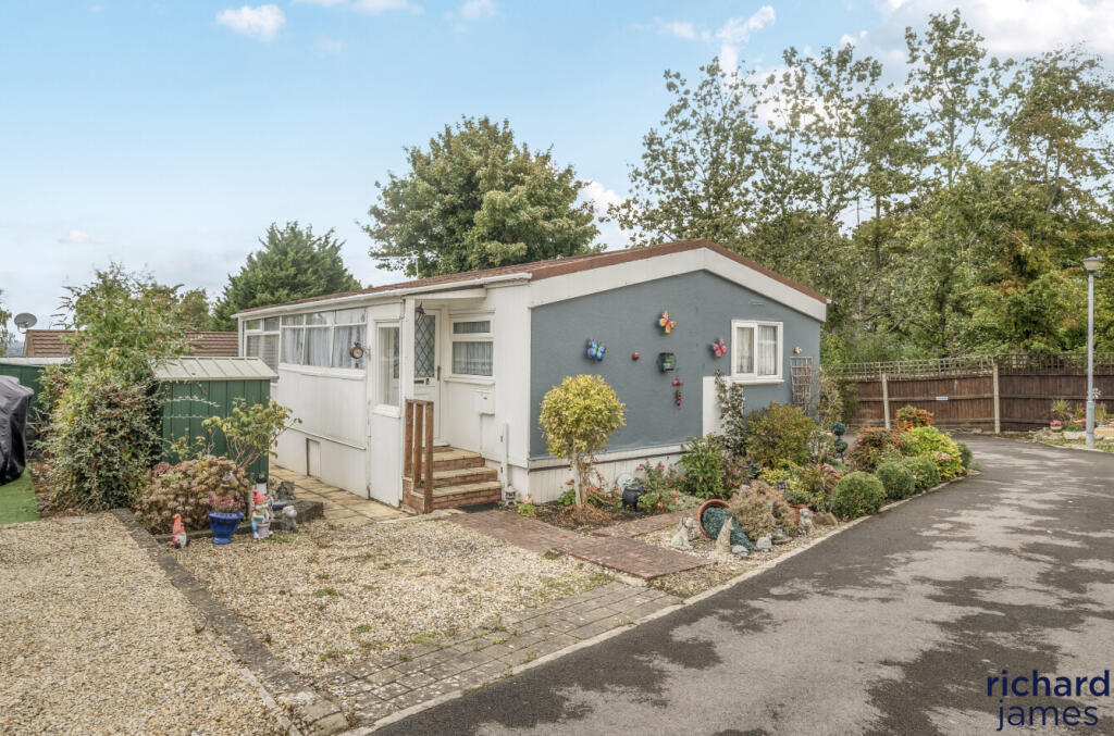 2-bed caravan on Bungalow Caravan Park, Bradenstoke, Chippenham, SN15, £90,000