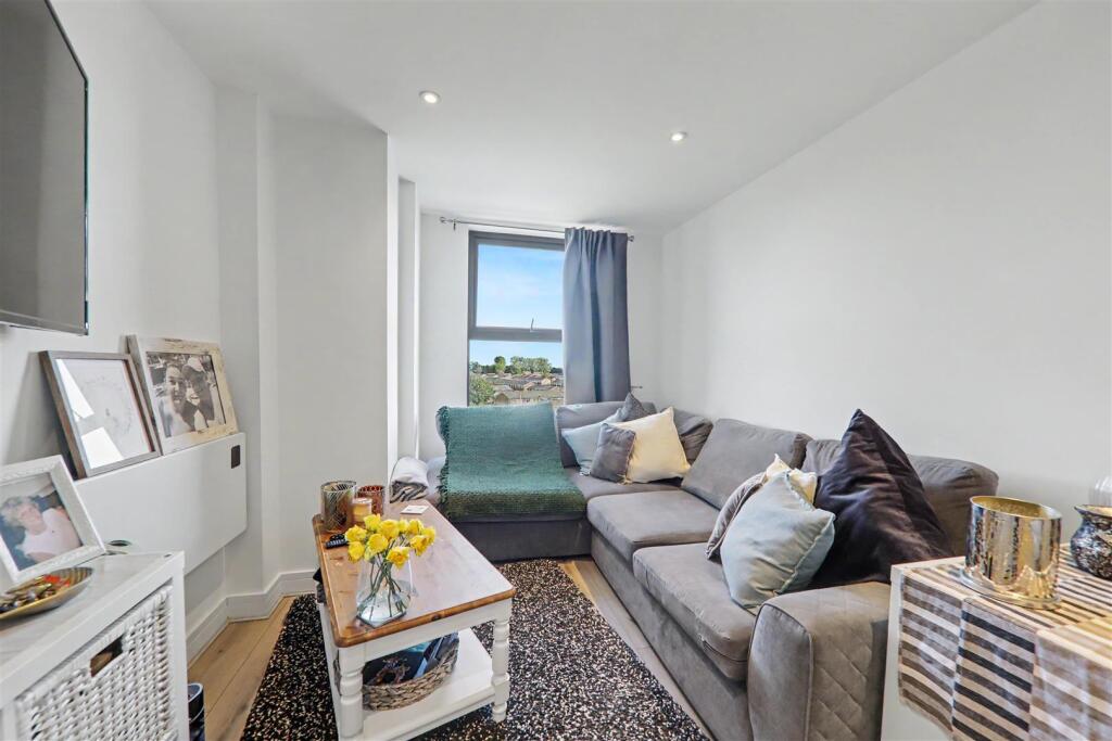 Apartment in Worthing, West Sussex - View 3
