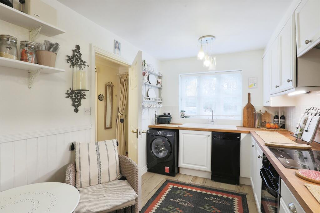 Park View Court, Kineton, Warwick photo 2