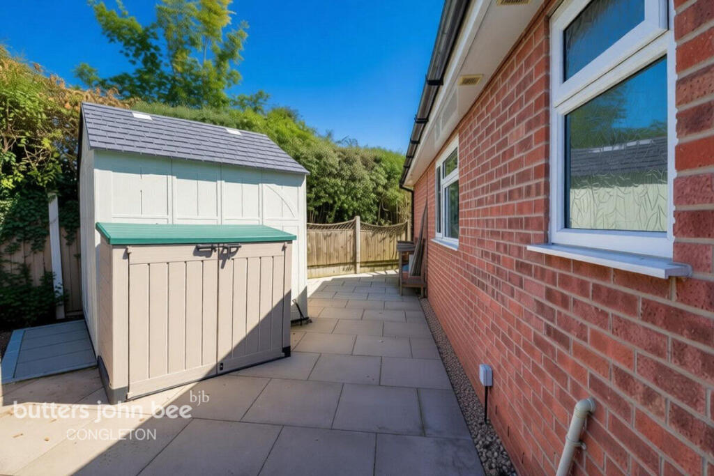 House in Congleton, West Heath - More