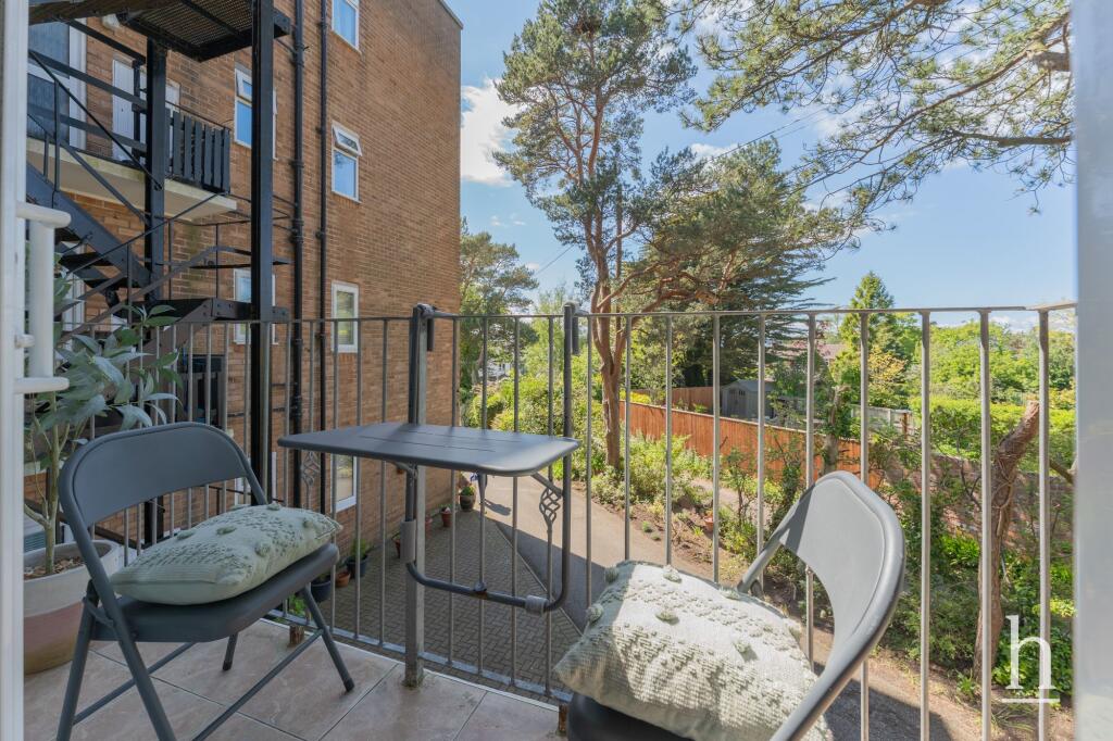 Apartment in Wirral, Liverpool City Region - View 3