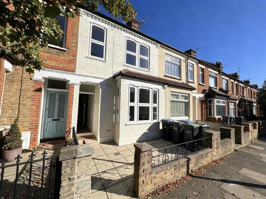 House in London, Bush Hill Park, Southbury - View 3