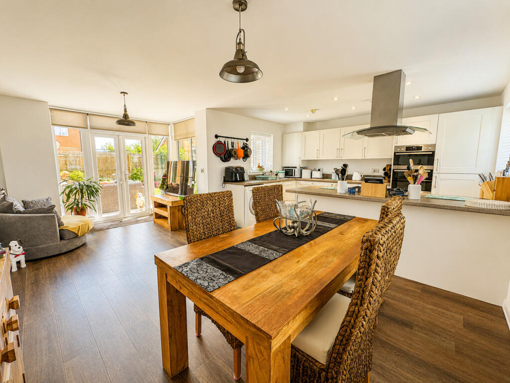 House in Rochford, Elizabeth Gardens - View 4