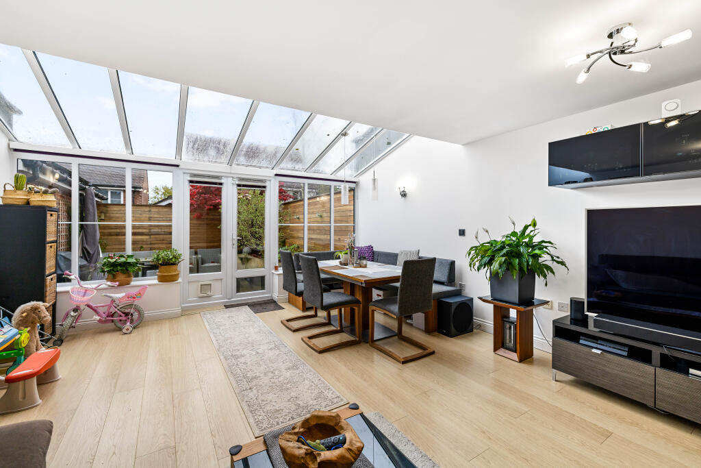 House in Haywards Heath, Lucastes - View 3