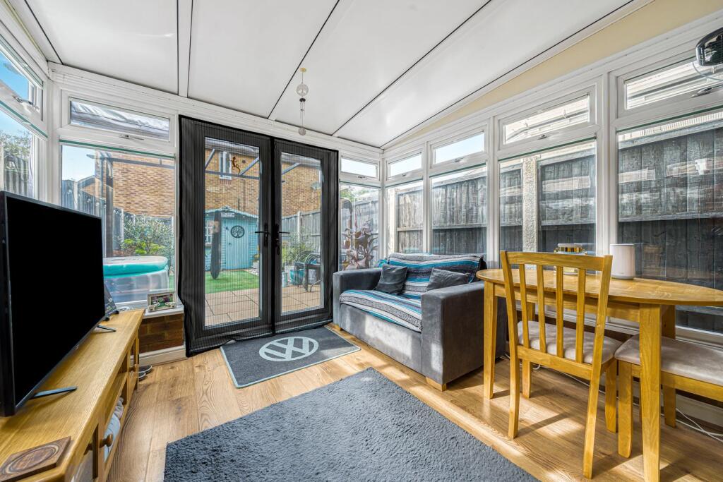 House in Spelthorne, Sunbury Common, Charlton - View 4