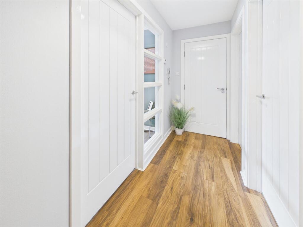 Apartment in Paisley, Renfrewshire - More