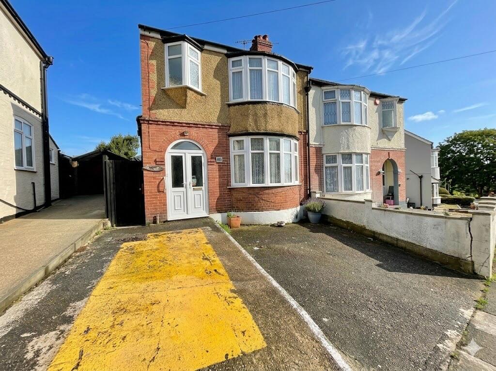 3-bed semi-detached on Richmond Hill, Luton, Bedfordshire, LU2 7JG, £300,000