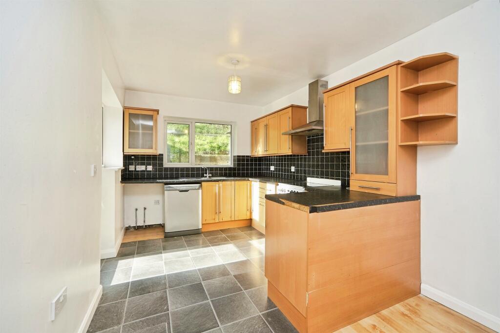 Aireville Crescent, Bradford photo 5