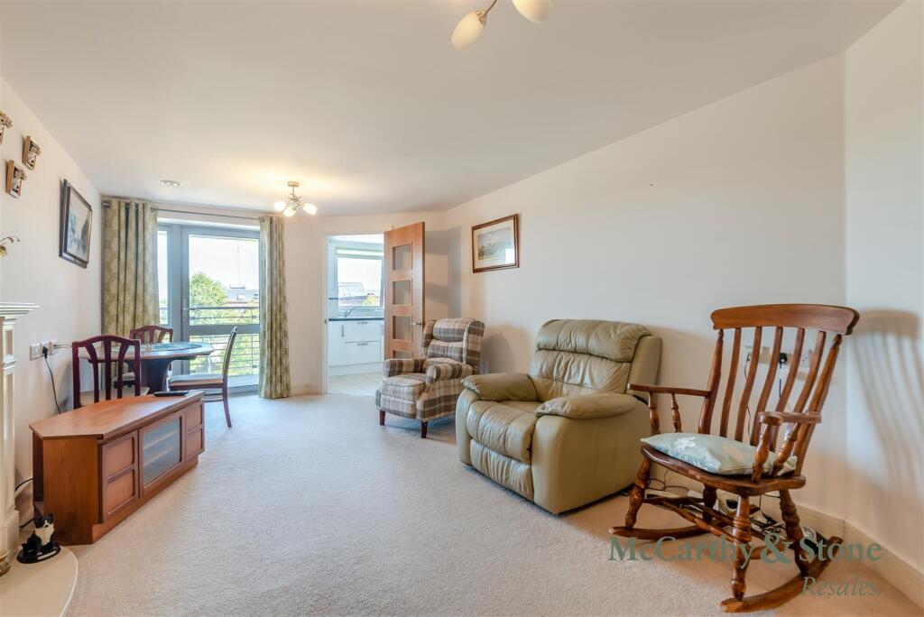 Apartment in Mid Sussex, World's End, Burgess Hill - View 4