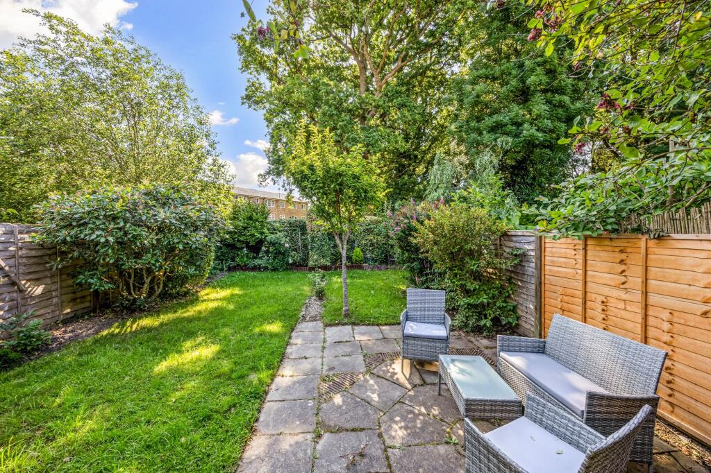Apartment in Crawley, Ifield - View 2