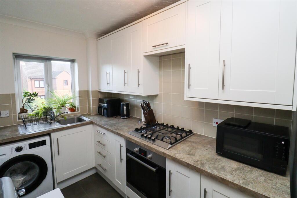 Oasthouse Drive, Fleet photo 3