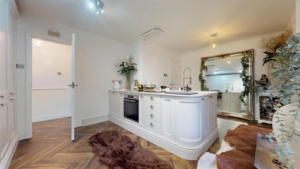 3-bed flat on Woodward Place, Loughton Lodge, Milton Keynes, £550,000