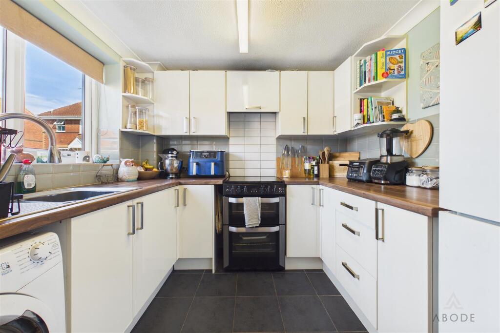 Ashbrook Close, Uttoxeter, Staffordshire photo 3