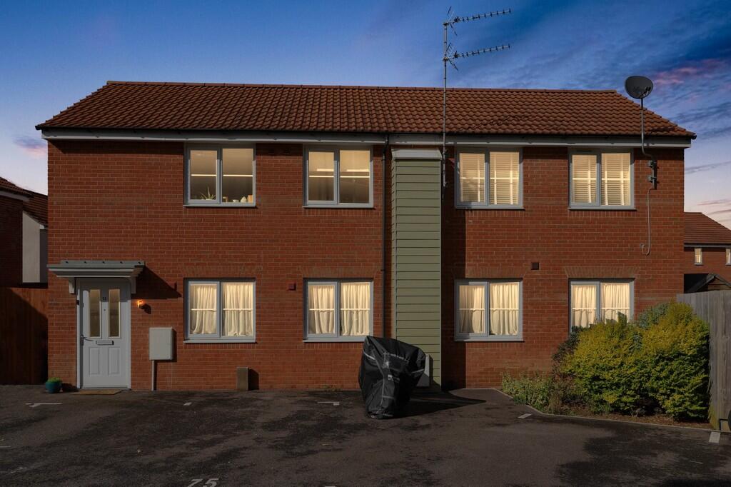 2-bed flat on Barn Orchard, Cranbrook, EX5 7AE, £160,000