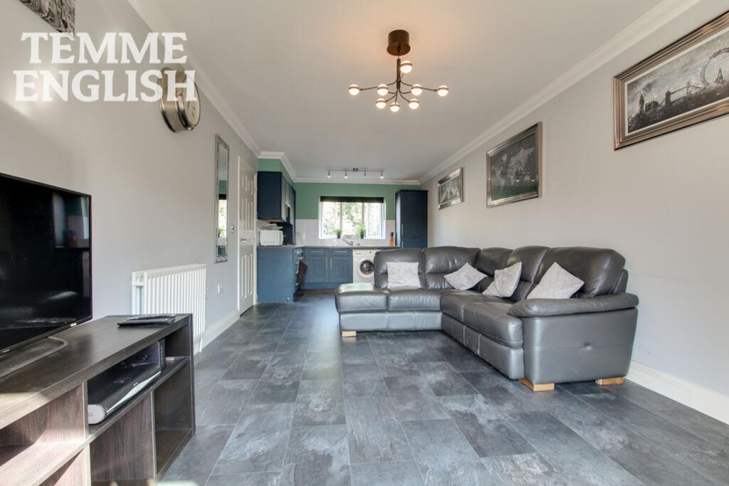 Apartment in Southend-on-Sea - More