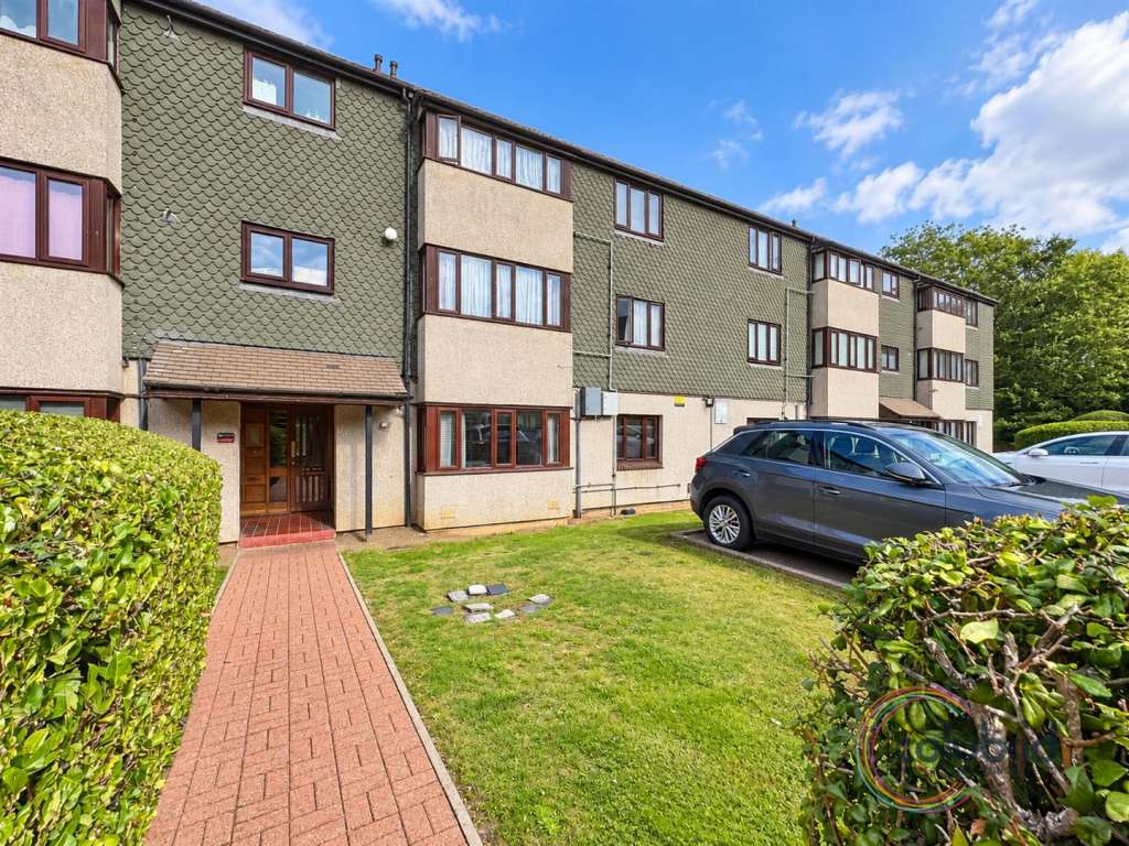 2-bed flat on Pinfolds, Teviot Avenue, Aveley, £190,000