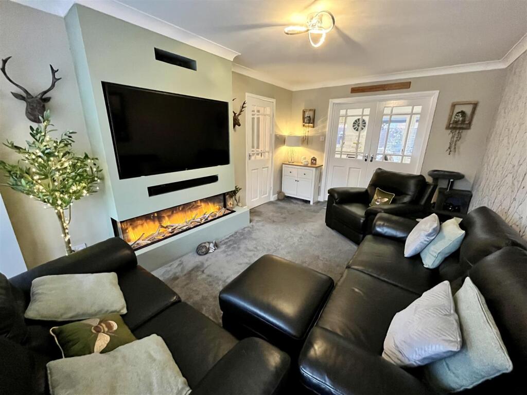 Carrbrook Crescent, Carrbrook, Stalybridge photo 3