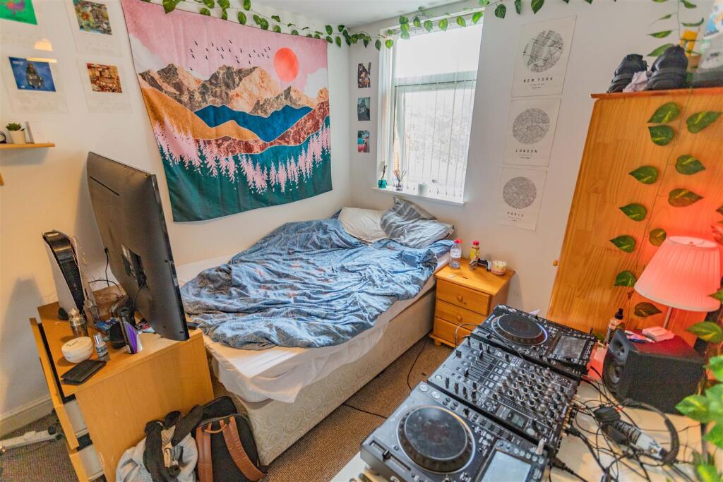 6 bedroom house for rent