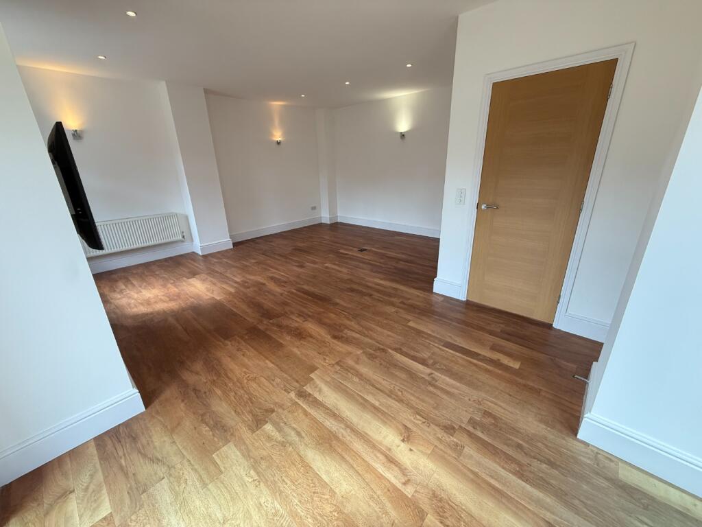 House in Dunstable, Central Bedfordshire - View 4