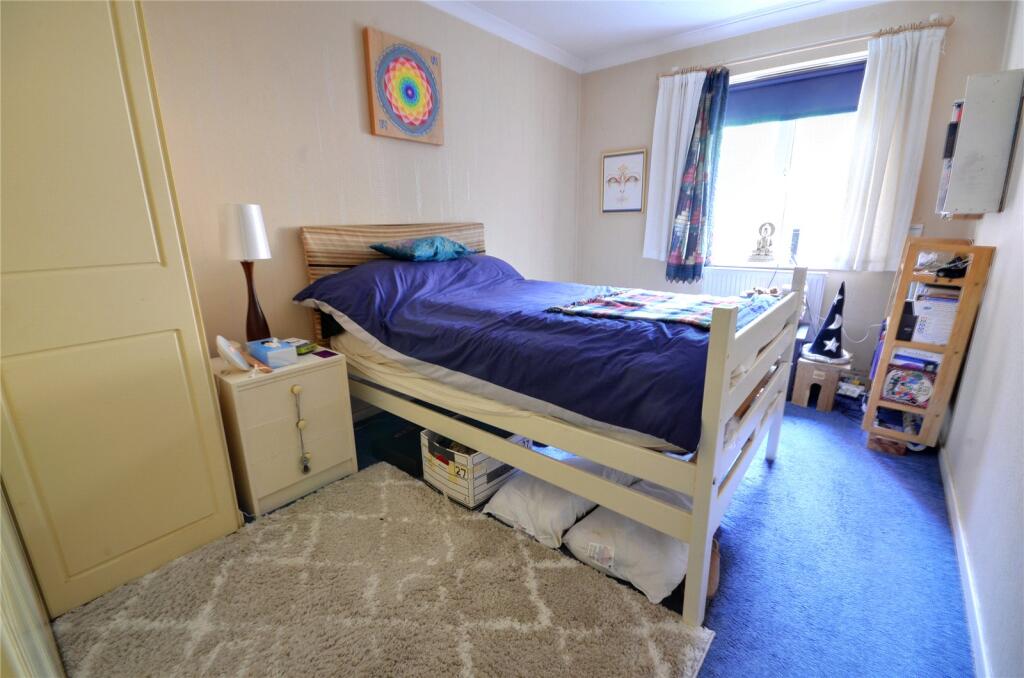 Apartment in East Grinstead, Sunnyside - View 4
