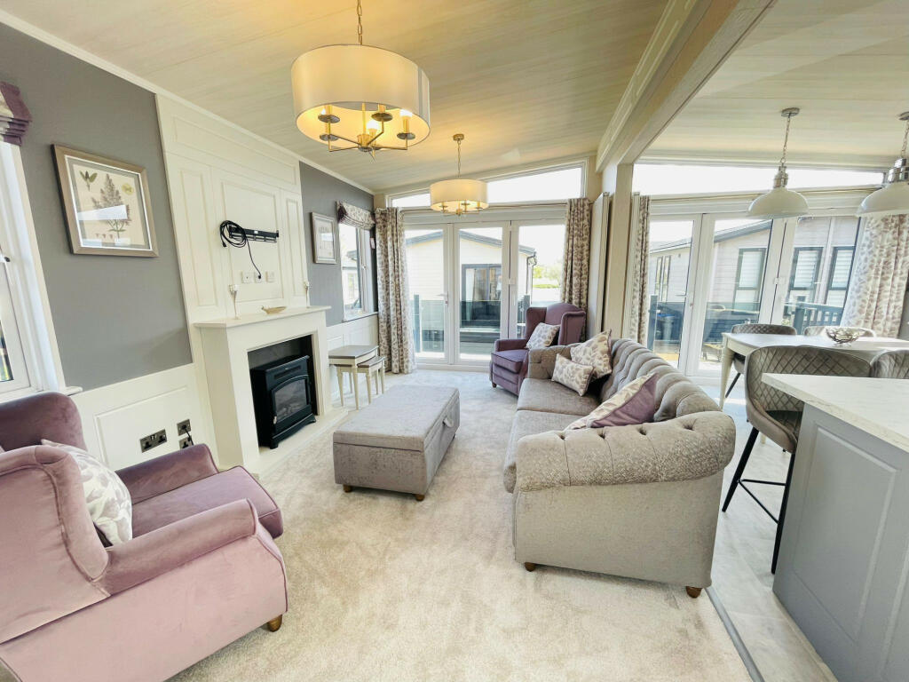 2-bed caravan on Staines, Surrey, TW18, £325,000