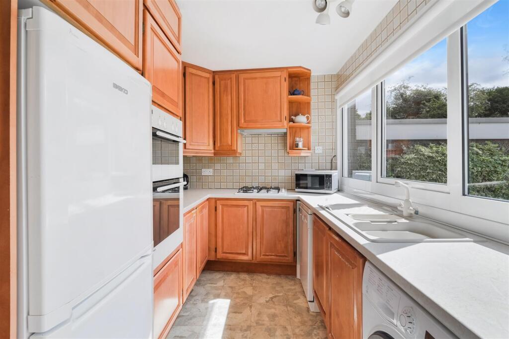 House in Sutton - View 4