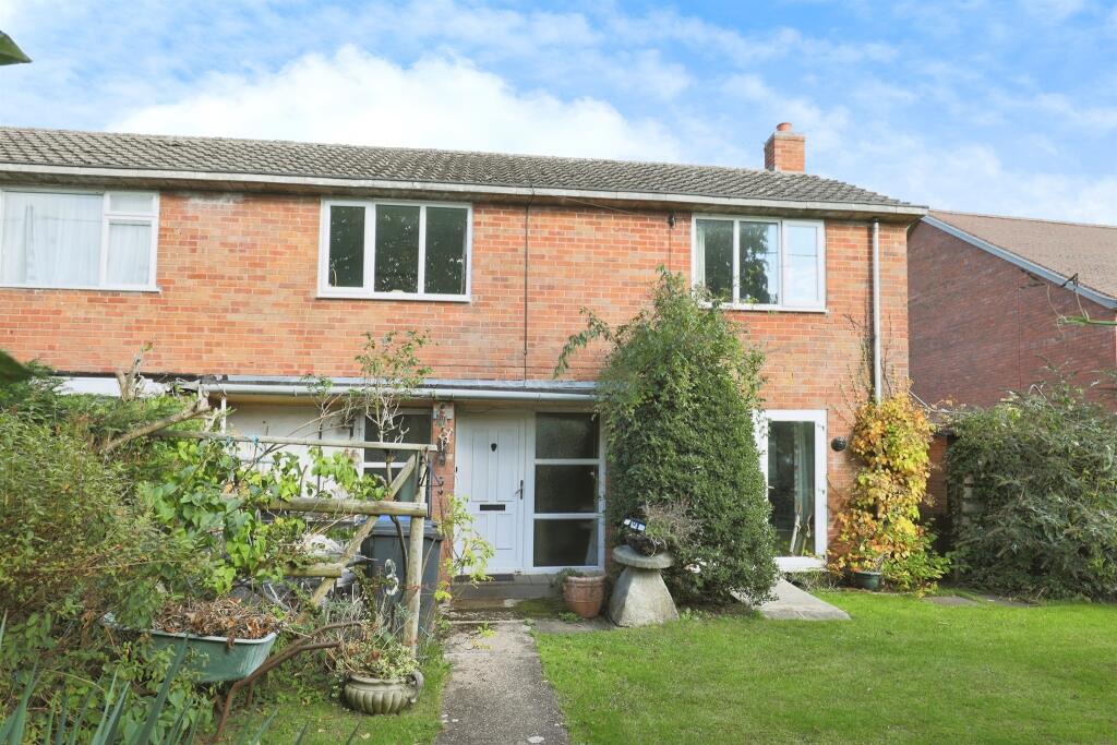 3-bed terraced on Starmer Place, Hatton, Warwick, £285,000