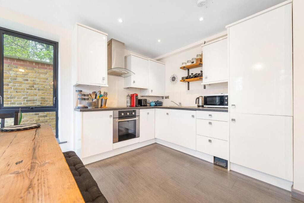 Apartment in London - More