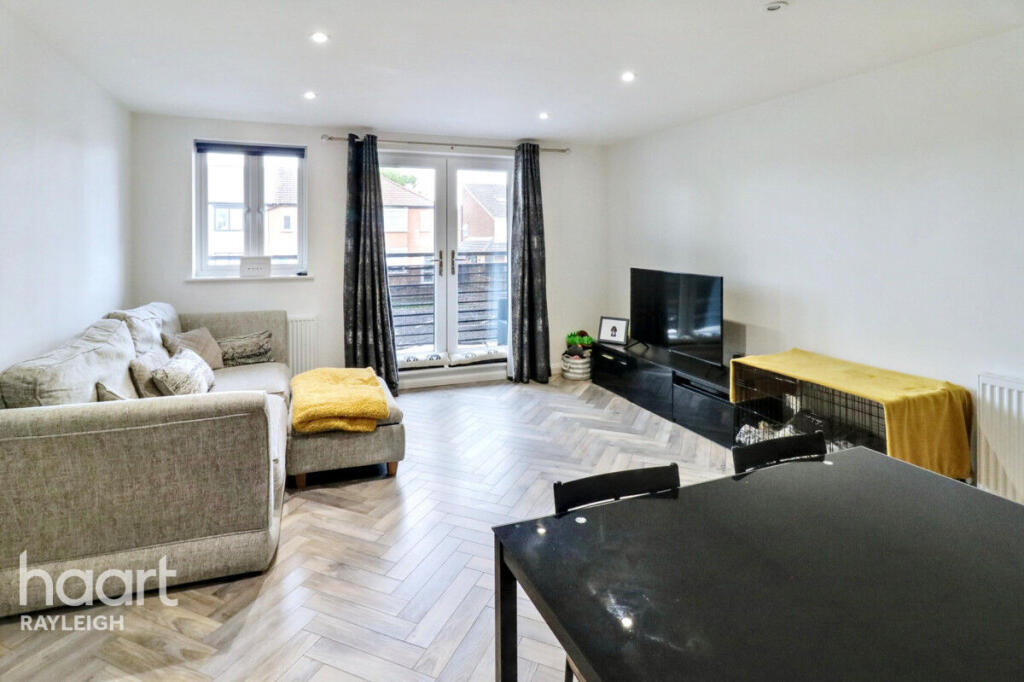 Apartment in Castle Point, Essex - View 5