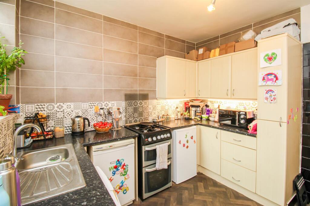 House in Wakefield, Ryhill - View 2