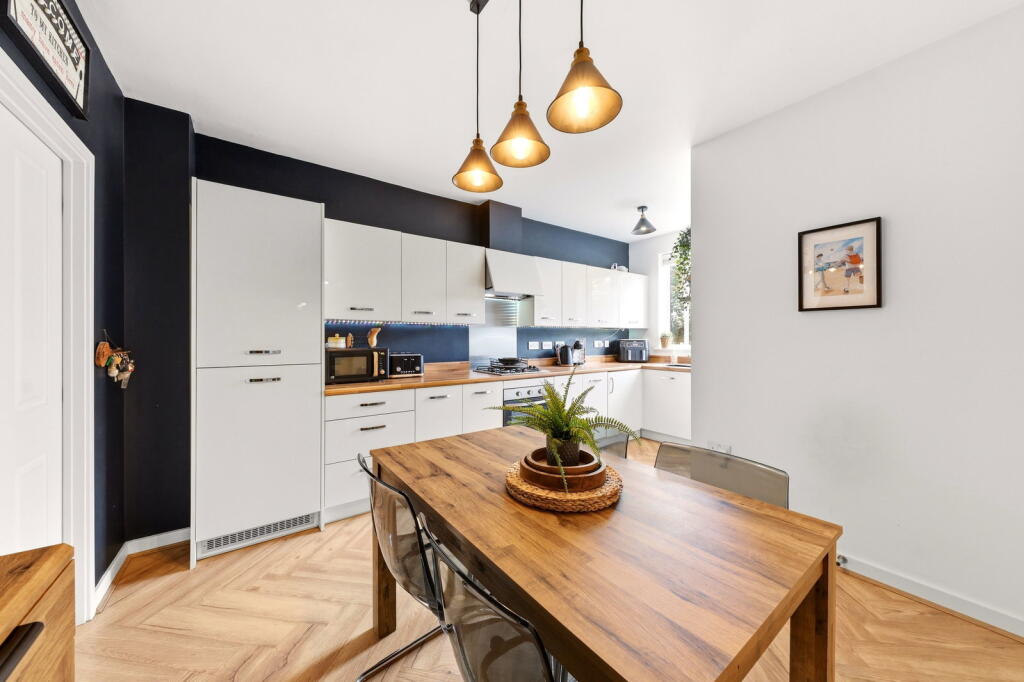 House in Wakefield, South Elmsall - More