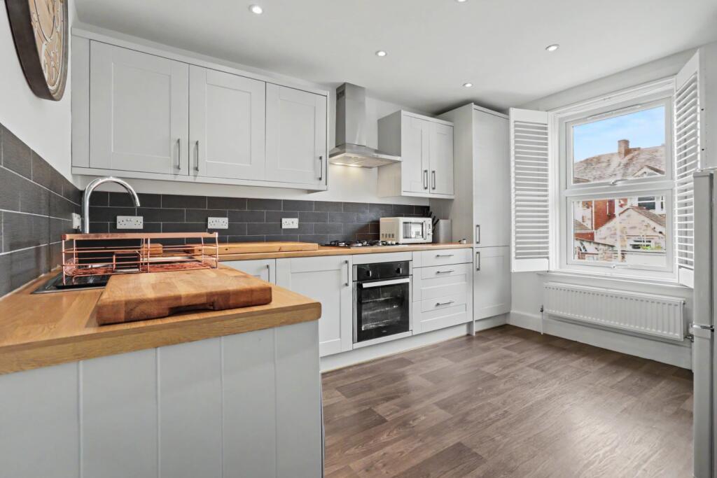 First Floor Flat, 62 Lyndhurst Road - View 4