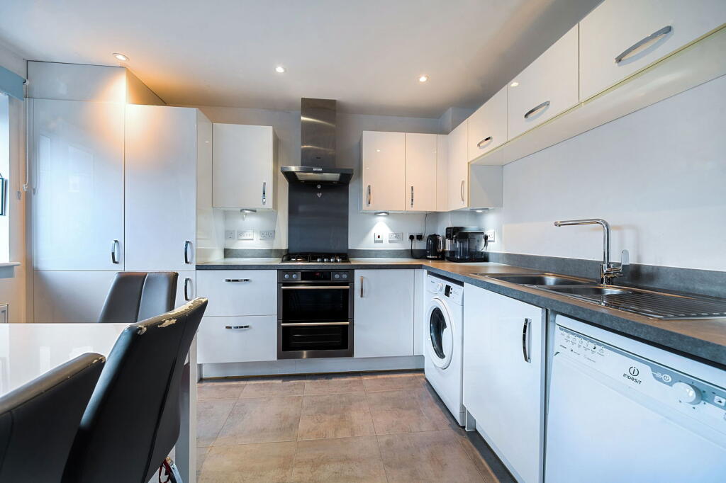 House in Basingstoke and Deane, Longacre, Kempshott Park - View 3