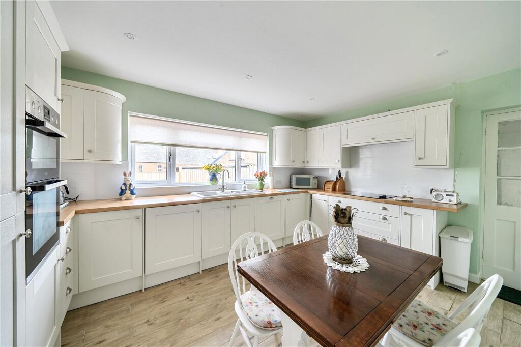 9, Birds Close, Middle Path, Crewkerne, Somerset photo 2