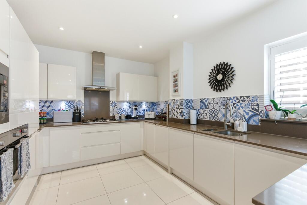Mortimer Crescent, Kings Park, St. Albans, Hertfordshire, AL3 - View 4