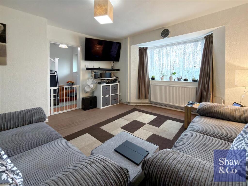 Sparrow Farm Drive, Feltham photo 3