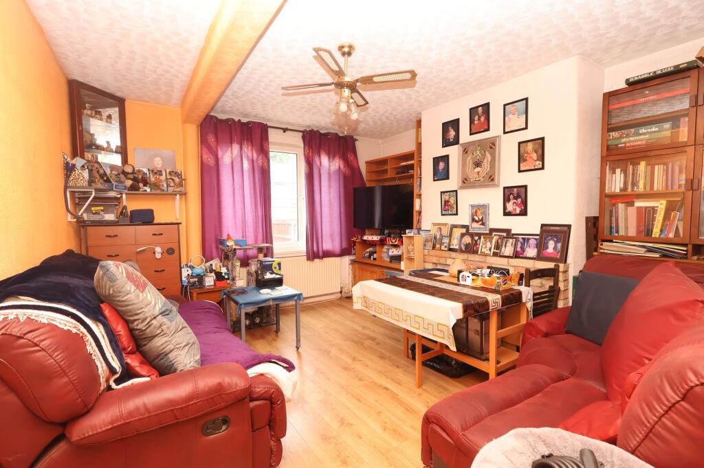 396 Kings Road photo 2
