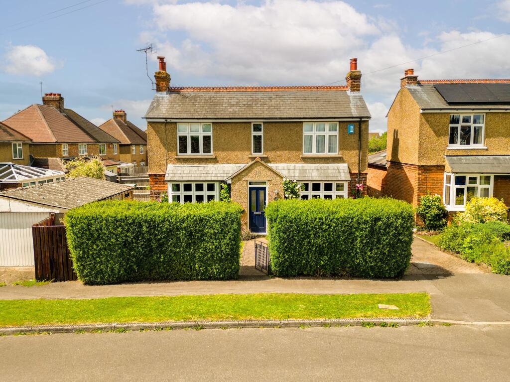 3-bed detached on Spenser Road, Aylesbury, HP21, £675,000