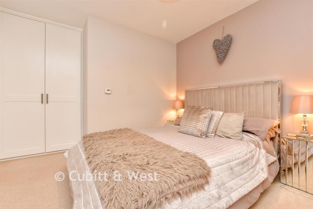 Apartment in Sutton - View 4