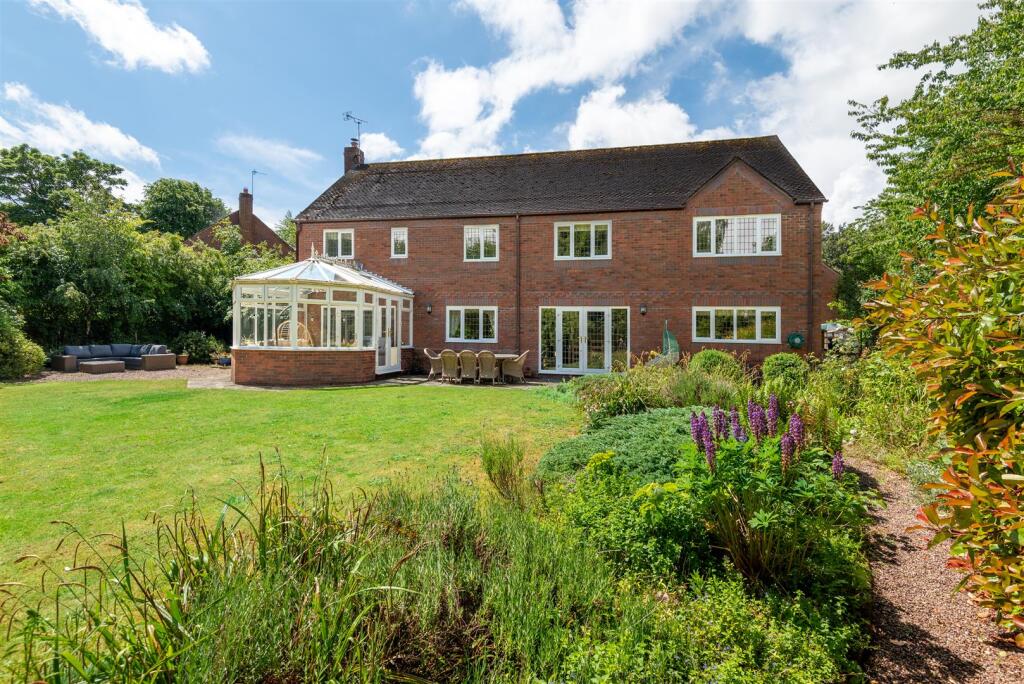Heather House, 2 Ryton Park, Ryton, Shifnal, TF11 9NX photo 2