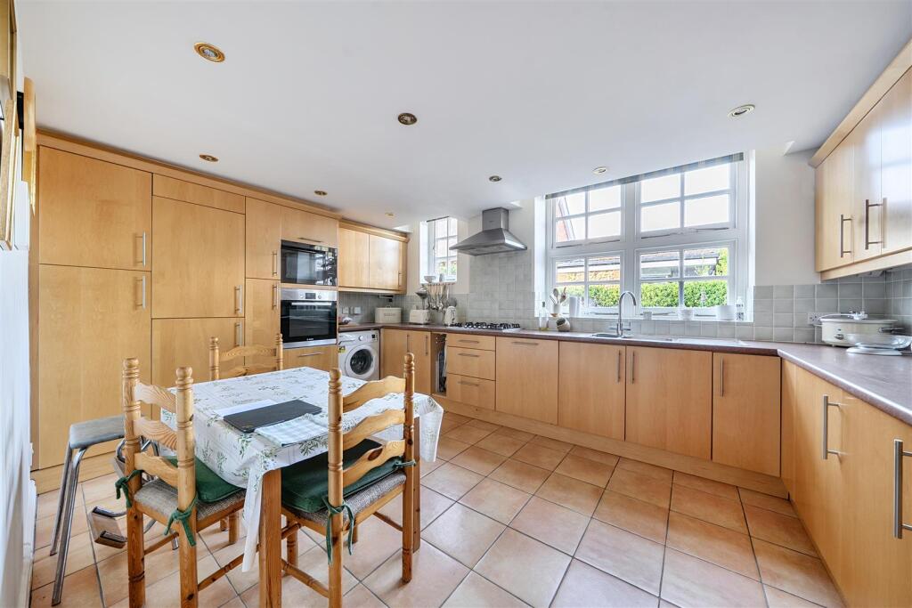 House in Croydon - View 4