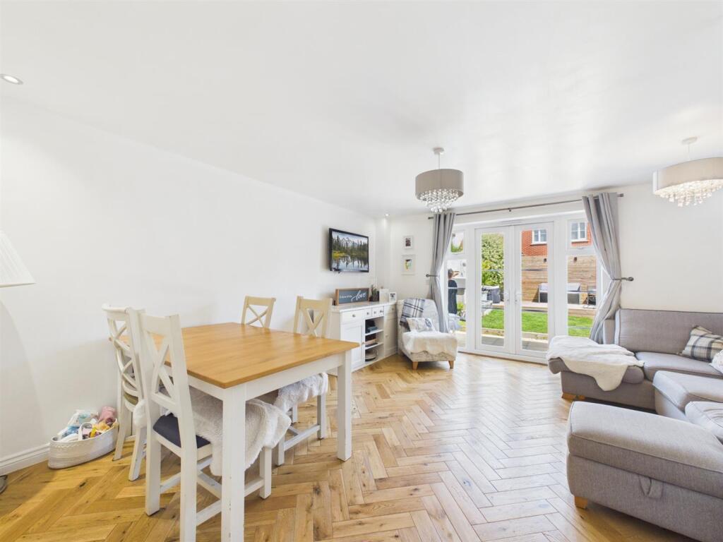 Chaundler Drive, Buckingham Park, Aylesbury photo 4